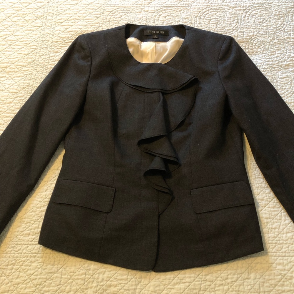 Anne Klein 2 piece suit. Blazer and pants. Size 10.